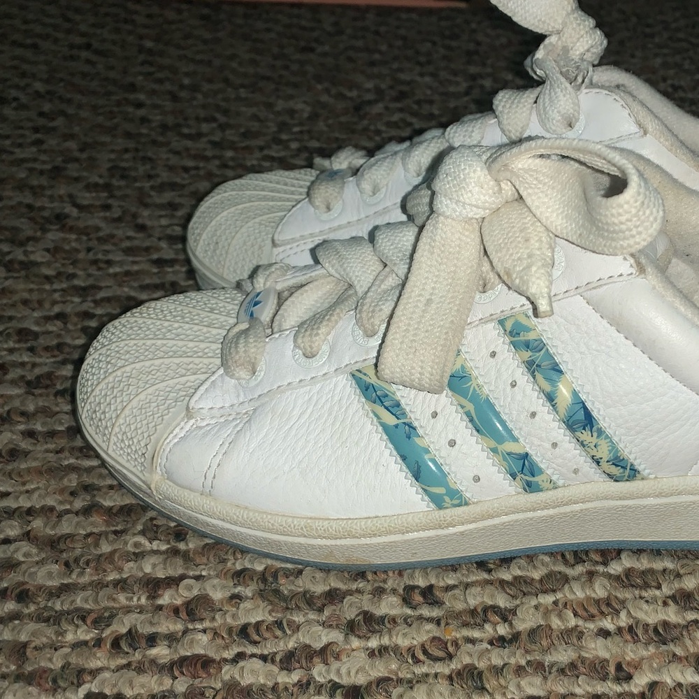 Adidas women’s sneakers only worn a few times
